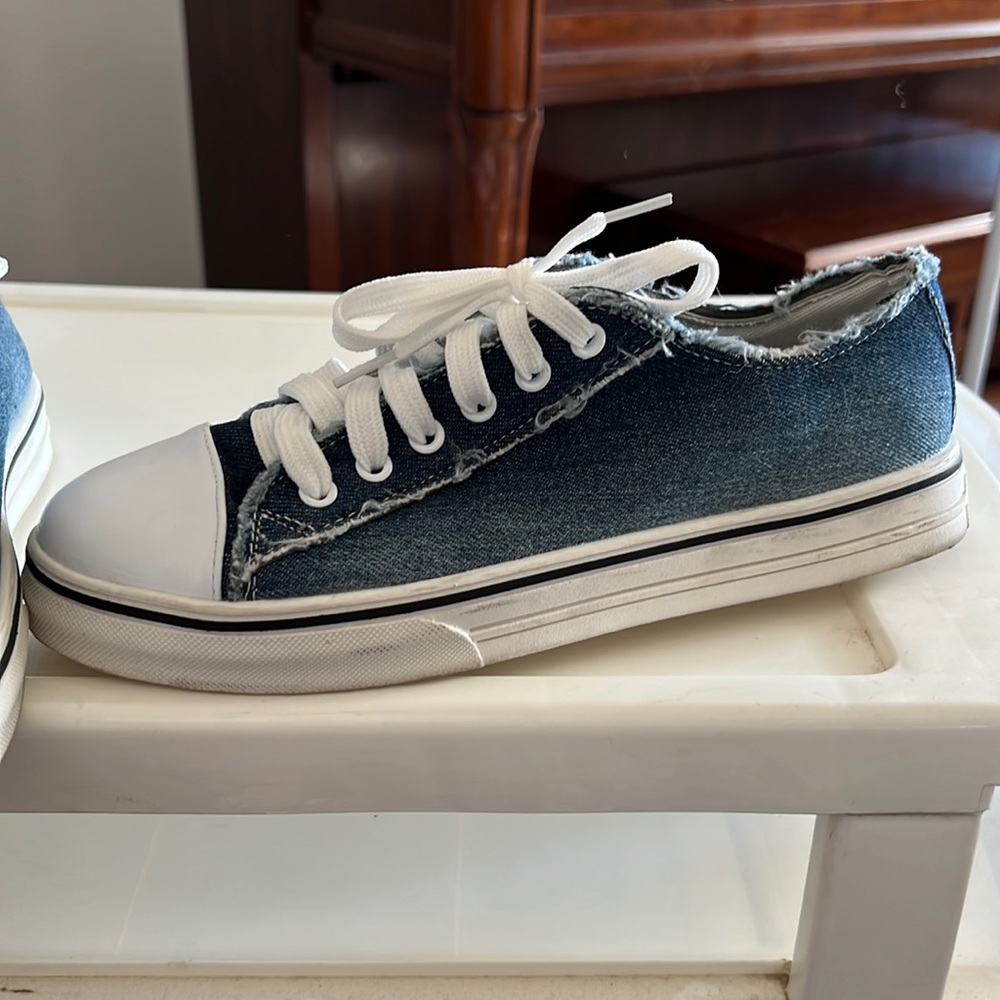 Chuck style denim shoes